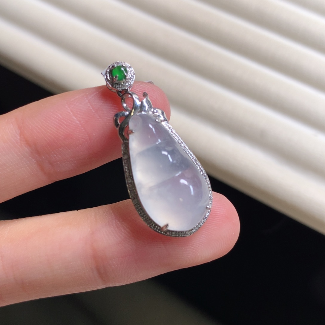 翡翠颈饰18K金镶嵌福豆