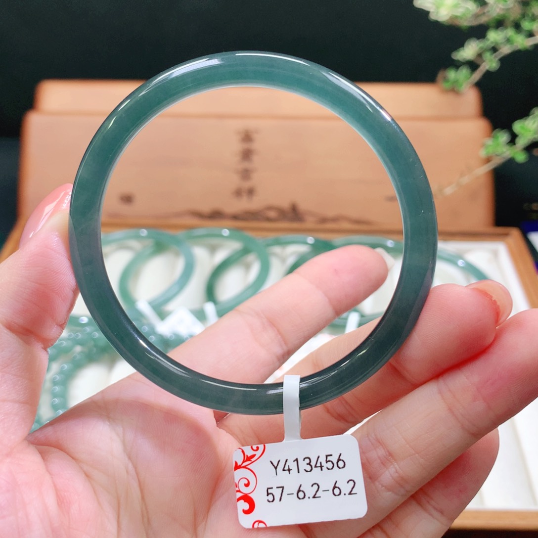 翡翠手镯未镶嵌天然