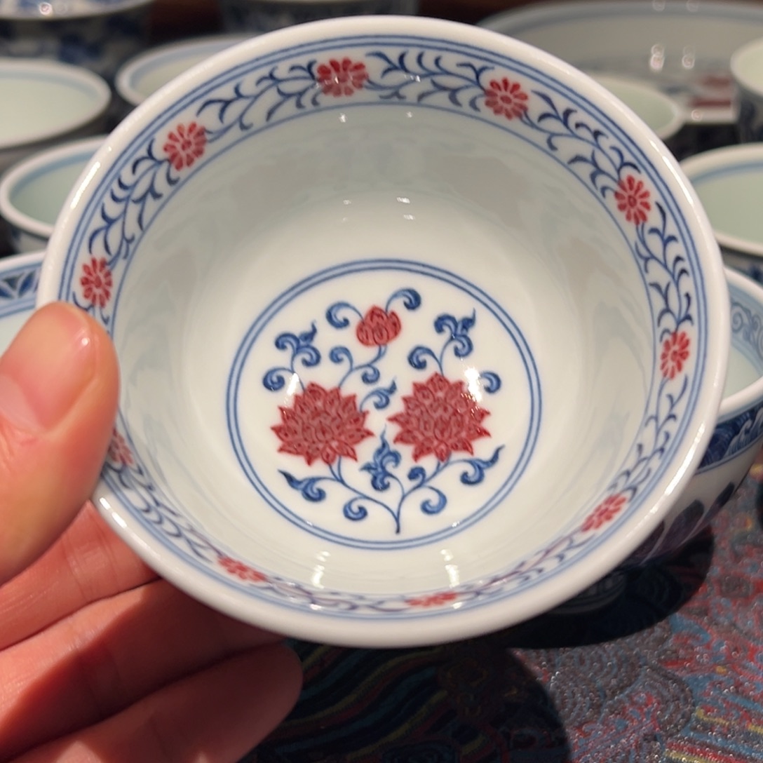 陶精品青花釉里红缠枝莲压手杯口径约9.3厘米