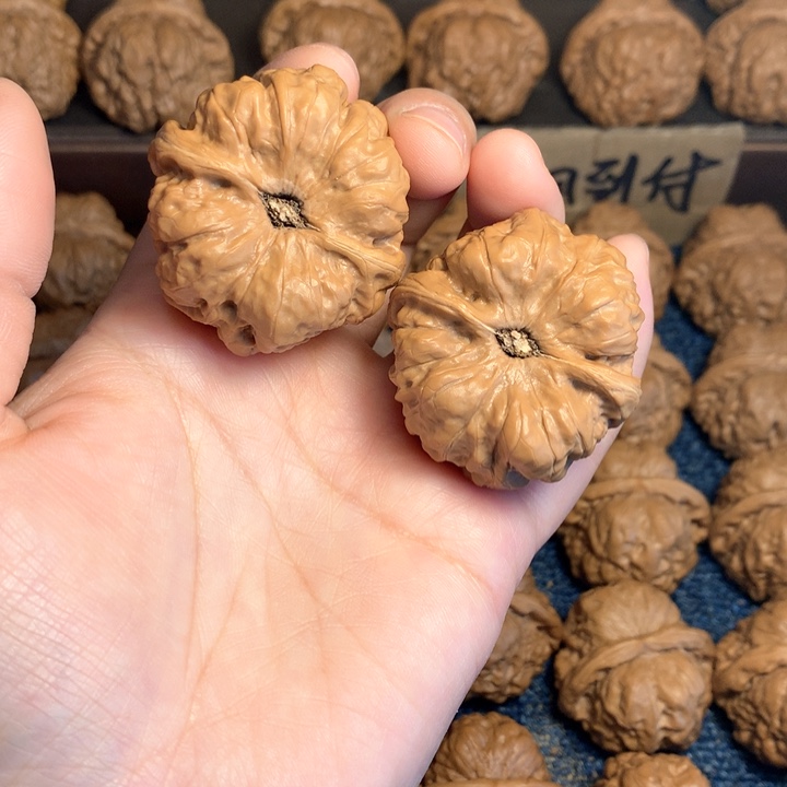 桃核吊坠仁****行蛤蟆核桃