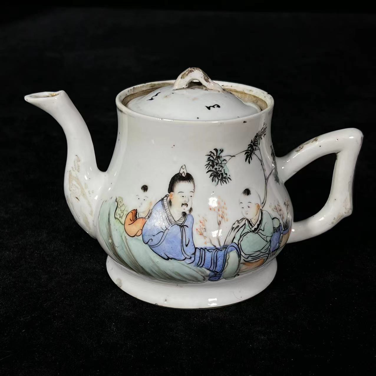 Lot5:   粉彩人物诗文壶 L：19cm