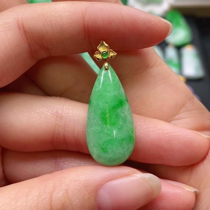 翡翠颈饰未镶嵌吊坠