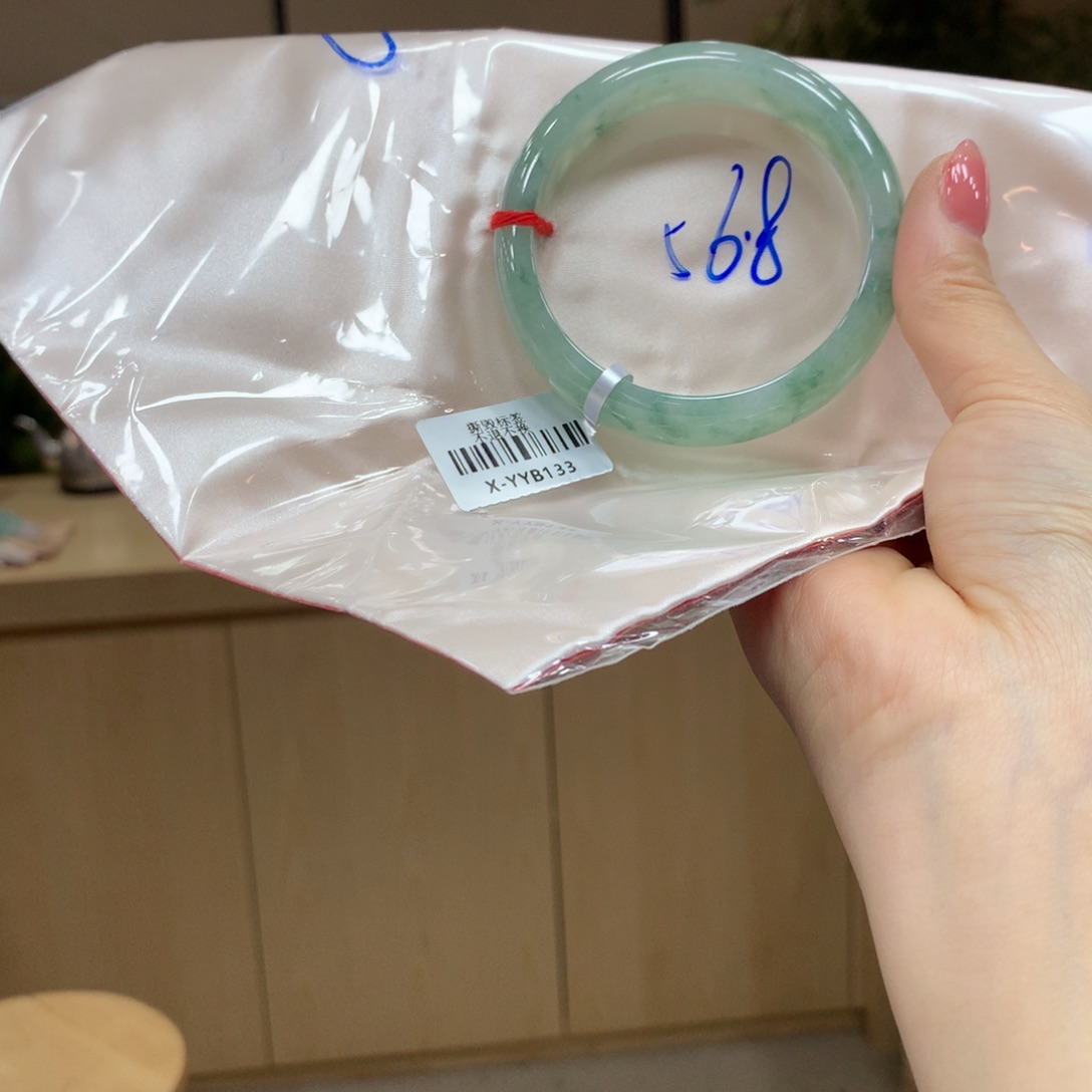 翡翠手镯未镶嵌不退不换