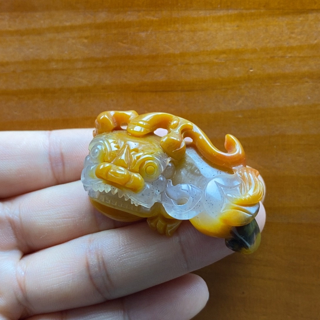 石英质玉（黄龙玉）未镶嵌颈饰