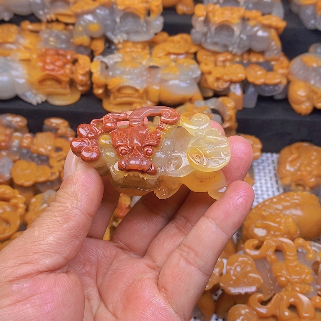 石英质玉（黄龙玉）未镶嵌颈饰