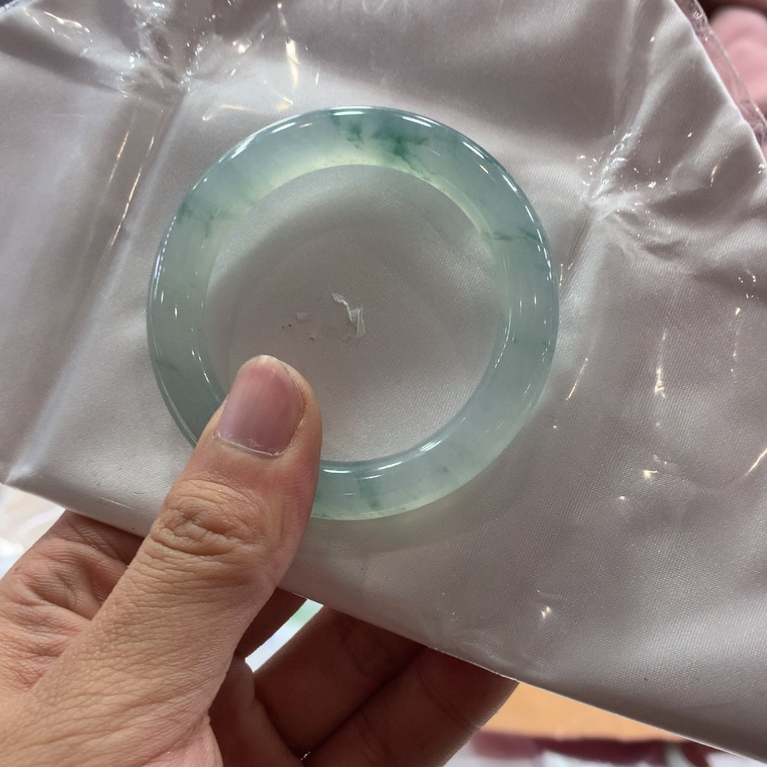 翡翠手镯未镶嵌有瑕