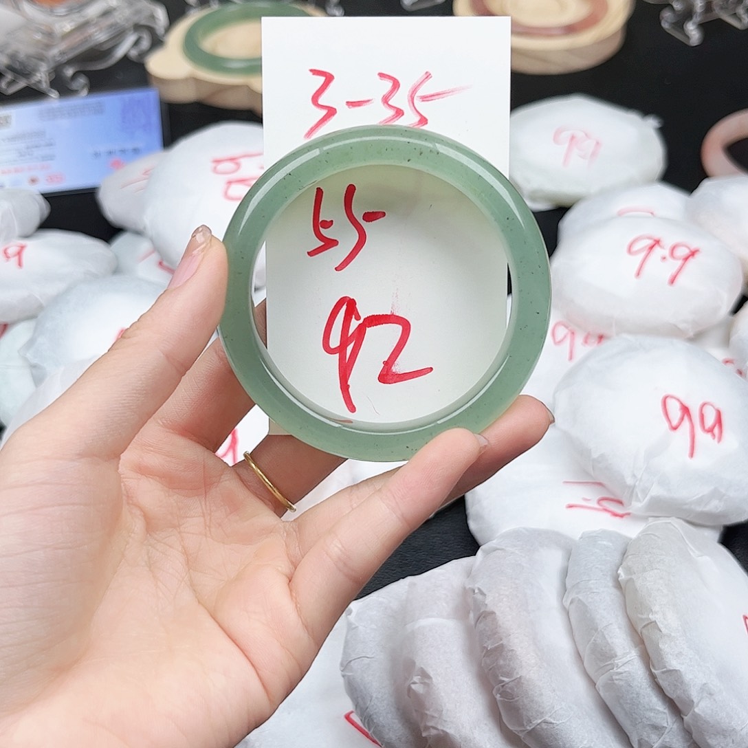 未镶嵌手镯石英质玉3.35