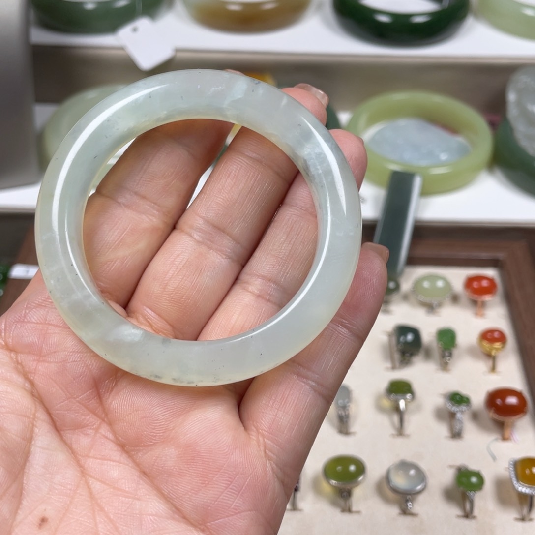 蛇纹石玉手镯未镶嵌