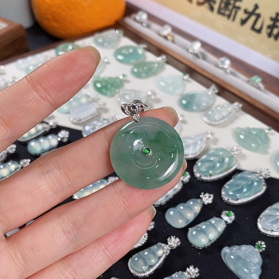 翡翠18K金镶嵌颈饰天然缅甸翡翠吊坠平安扣