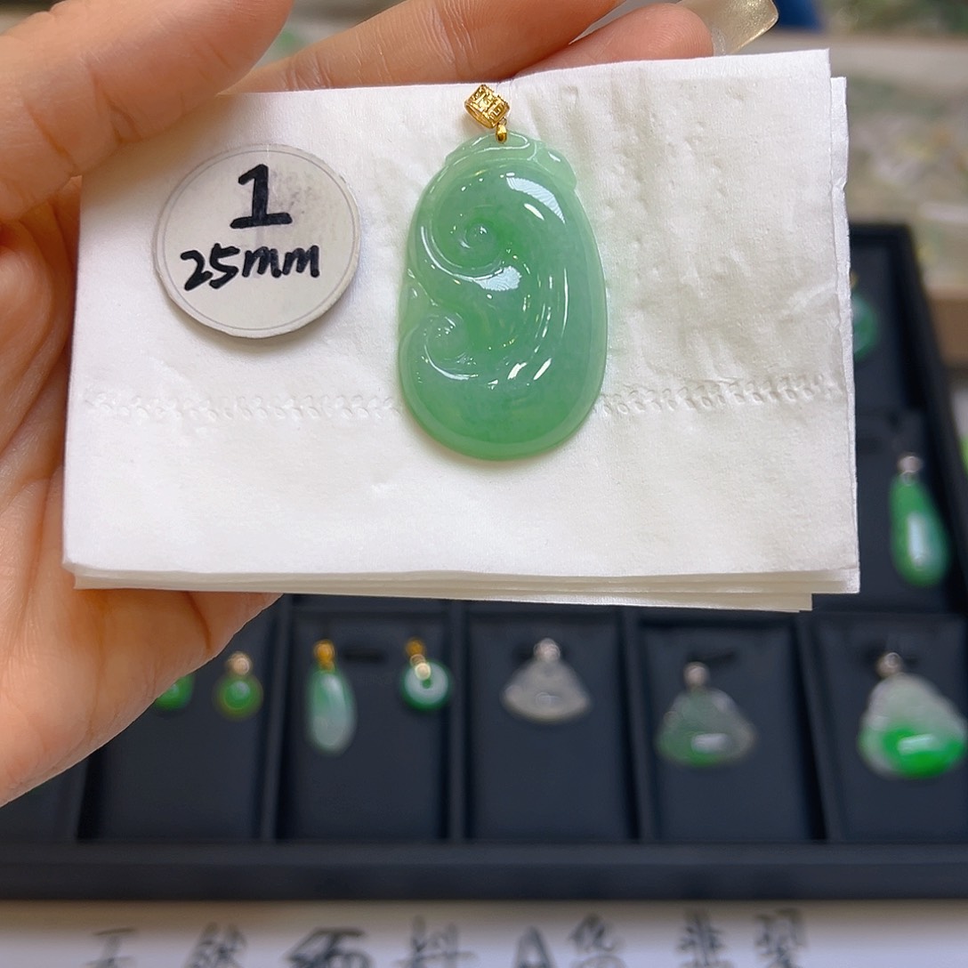 翡翠颈饰18K金镶嵌翡翠