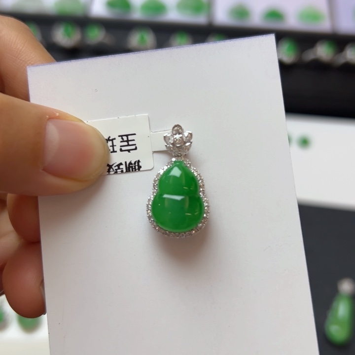 翡翠吊坠(不含链)18K金镶嵌葫芦