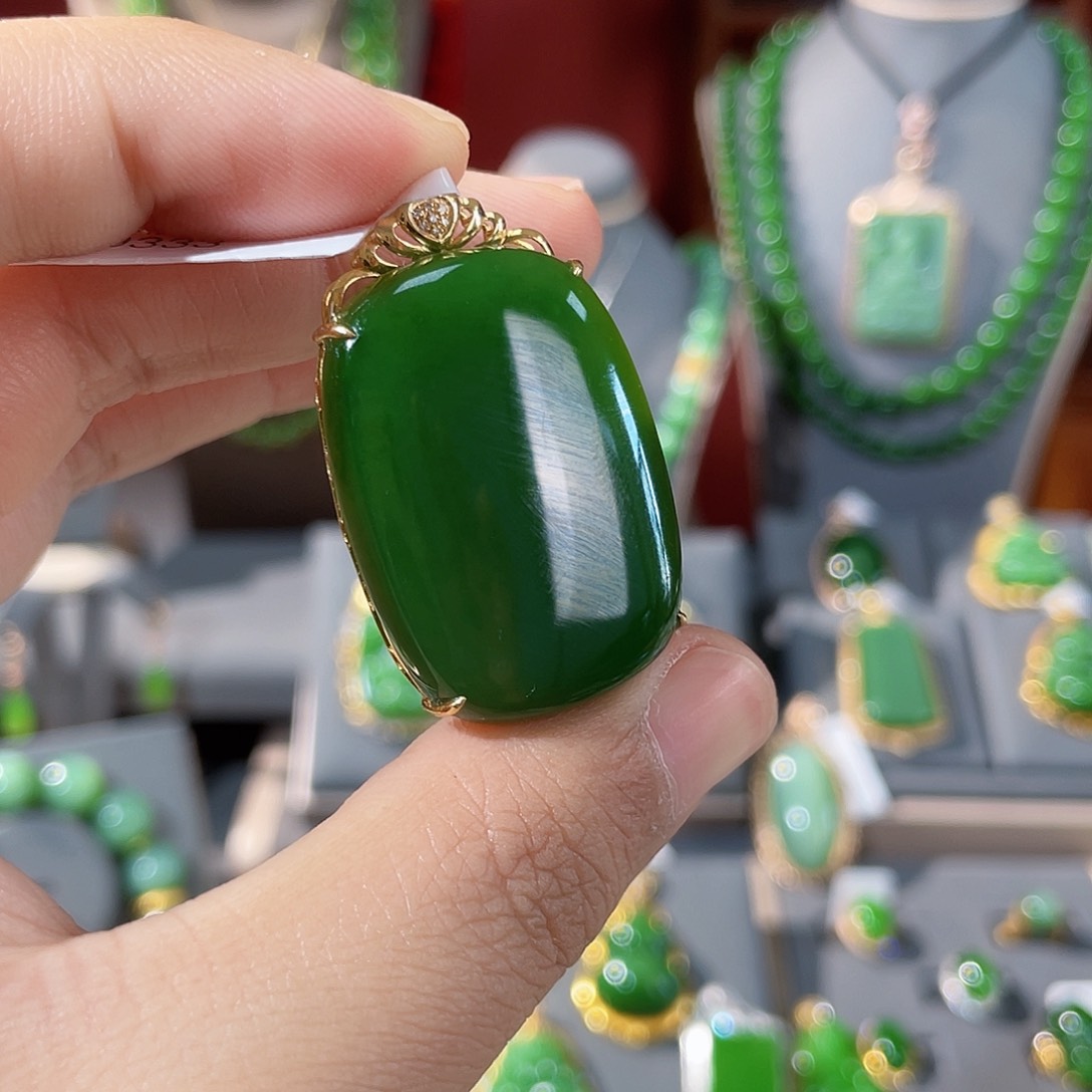 和田玉（碧玉）吊坠18K金镶嵌