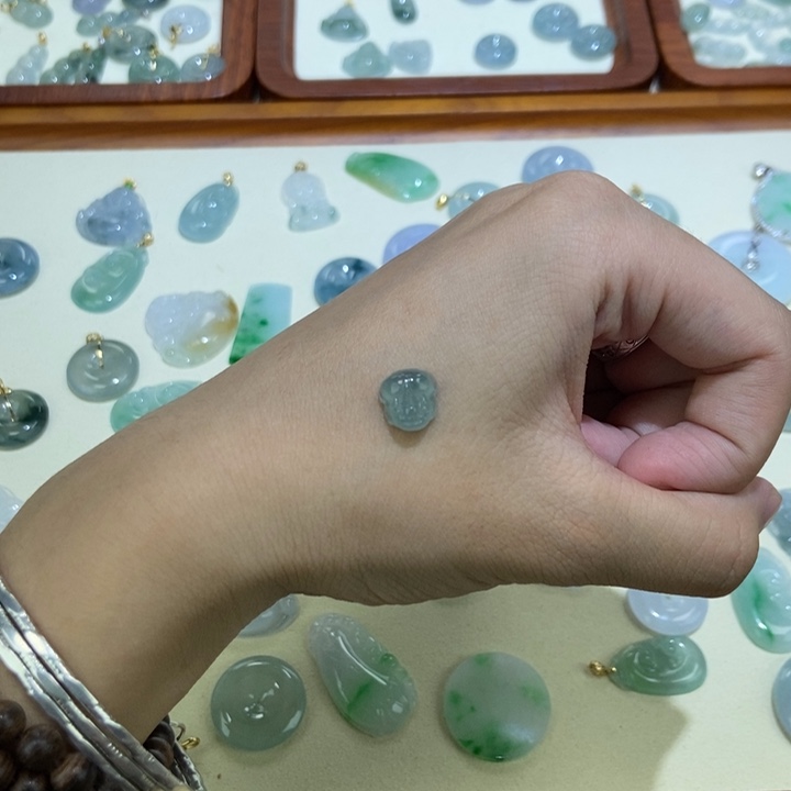 颈饰未镶嵌翡翠貔貅