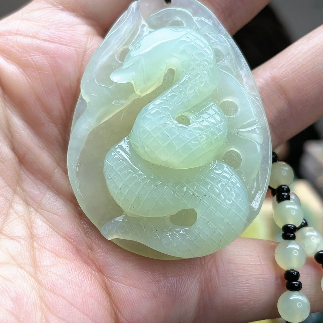 蛇纹石玉颈饰未镶嵌