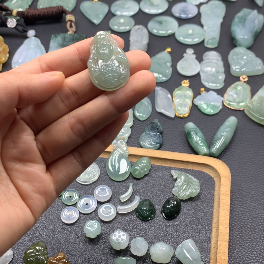 翡翠颈饰未镶嵌财神