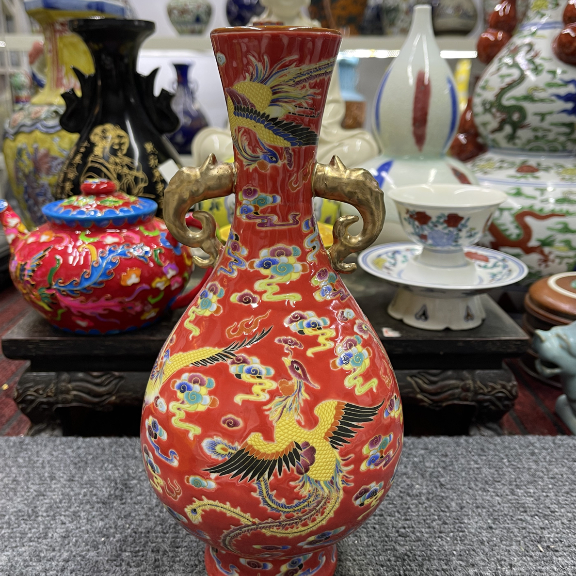 珐琅彩鎏金双耳风纹赏瓶