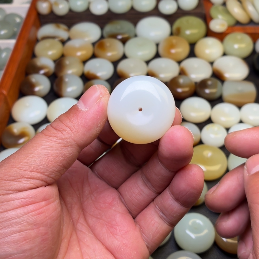 阿***巴和田玉未镶嵌颈饰