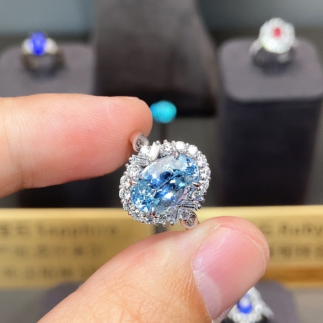 海蓝宝石戒指18K金镶嵌3.05克拉