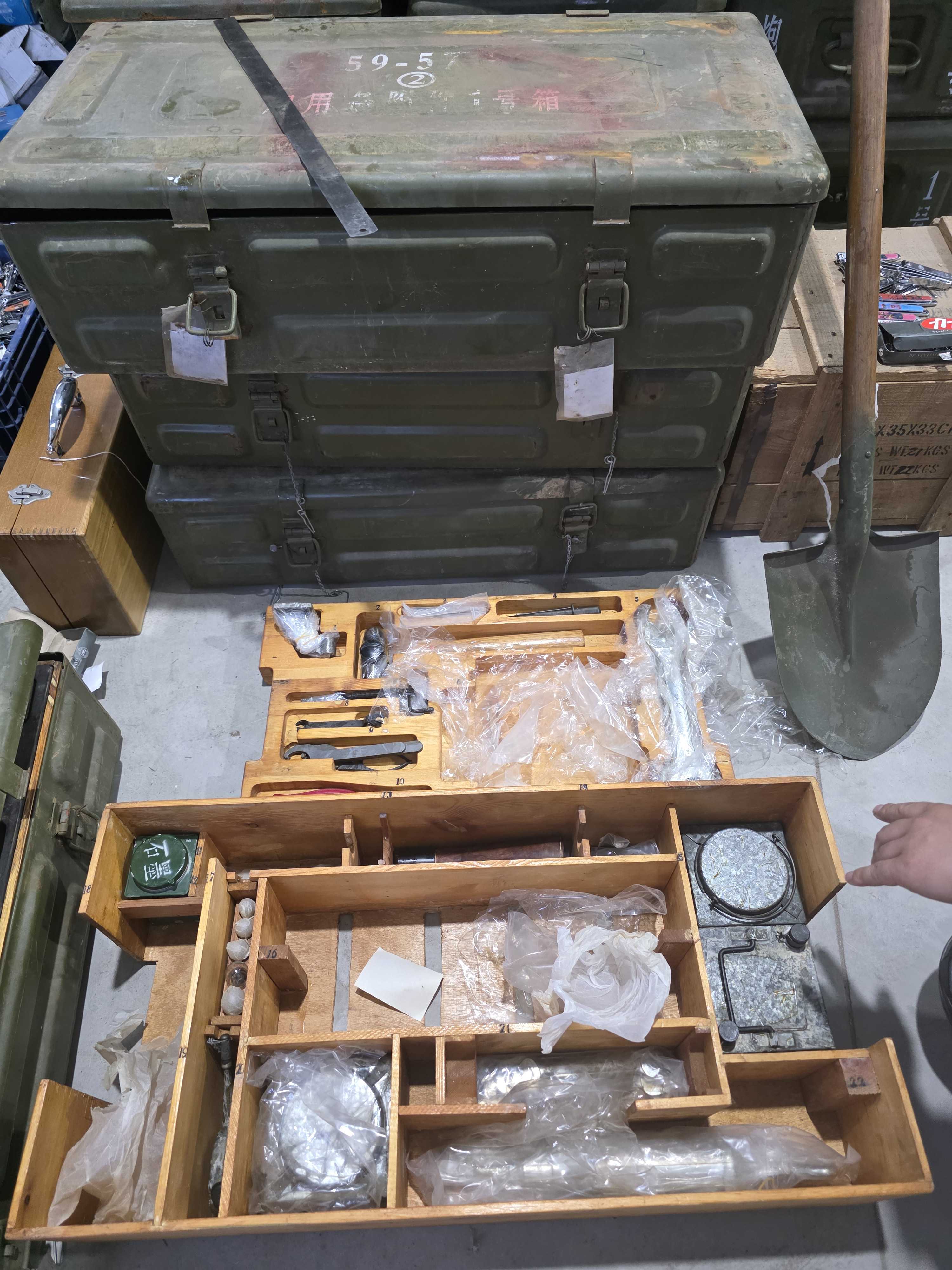 老货大院用铁皮工具箱带内物