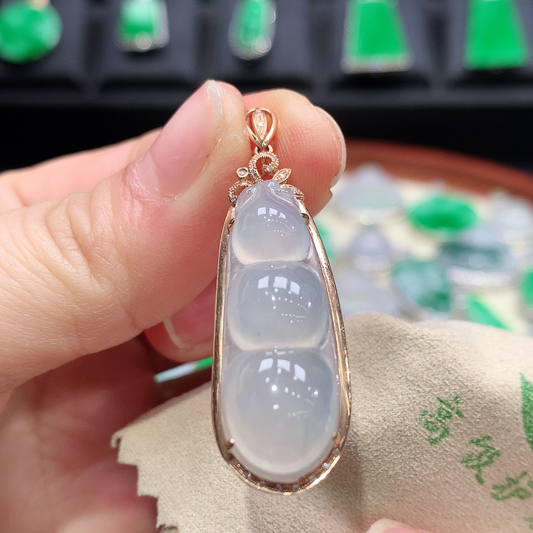 翡翠颈饰18K金镶嵌福豆