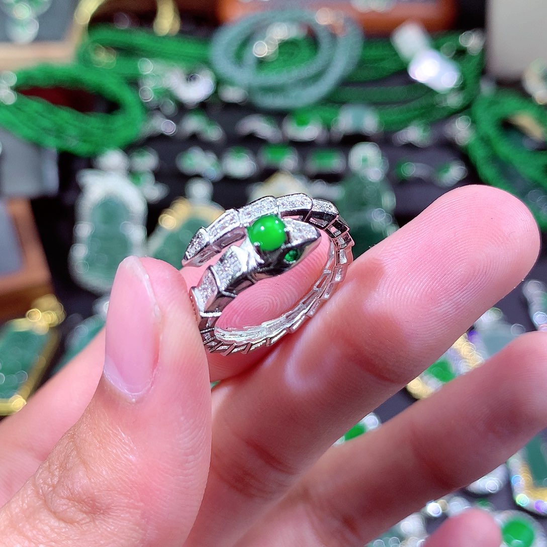 翡翠颈饰未镶嵌戒指