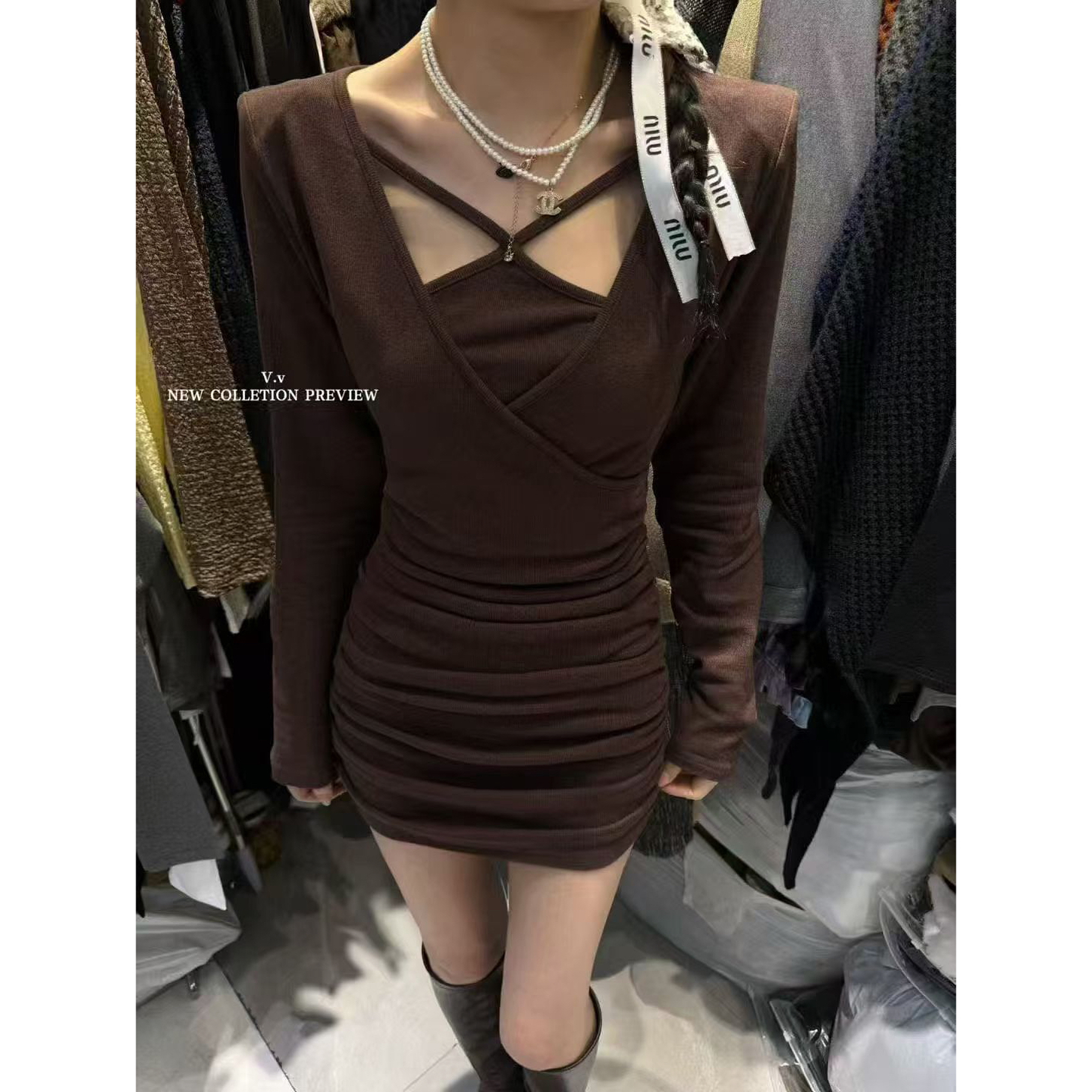 秋冬新款V领磨毛修身褶皱设计感显瘦包臀气质连衣裙女