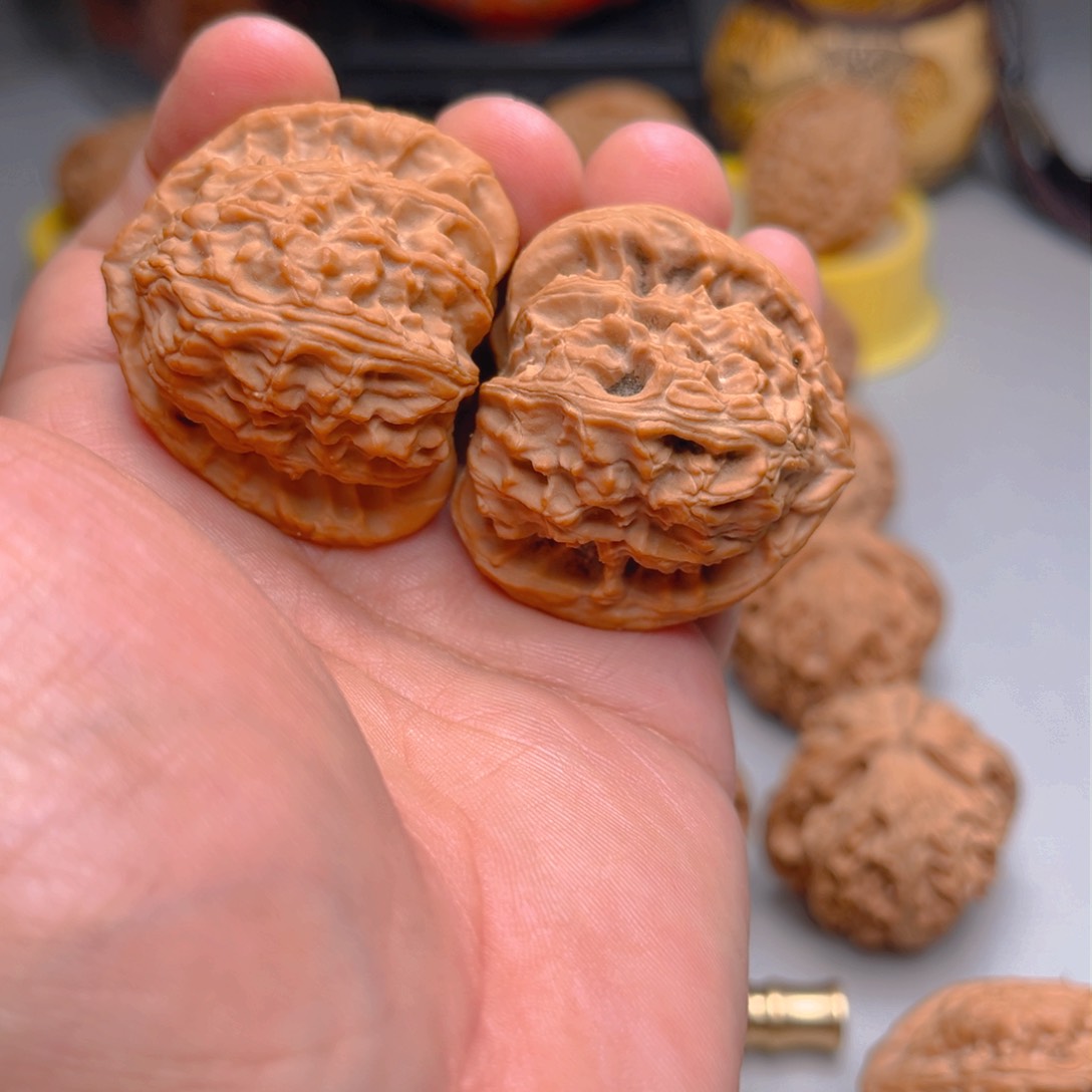文玩核桃吊坠白狮子