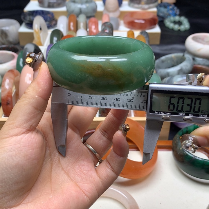 未镶嵌手镯石英质玉