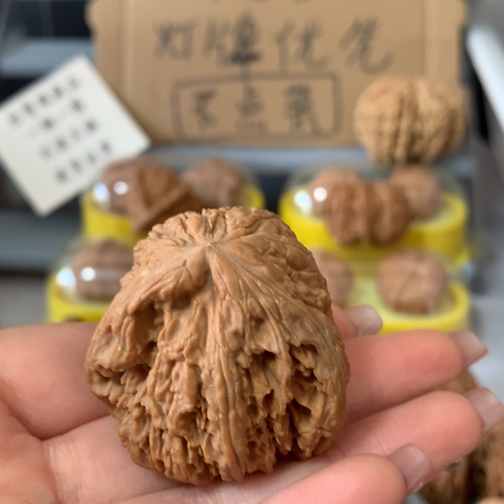 鸿***文玩核桃吊坠异形单只，有瑕疵