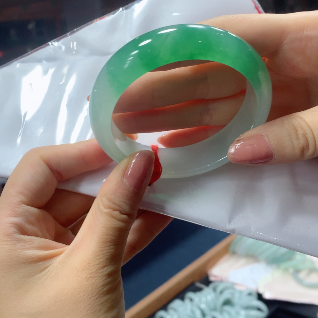 嘻***么翡翠未镶嵌手镯买断