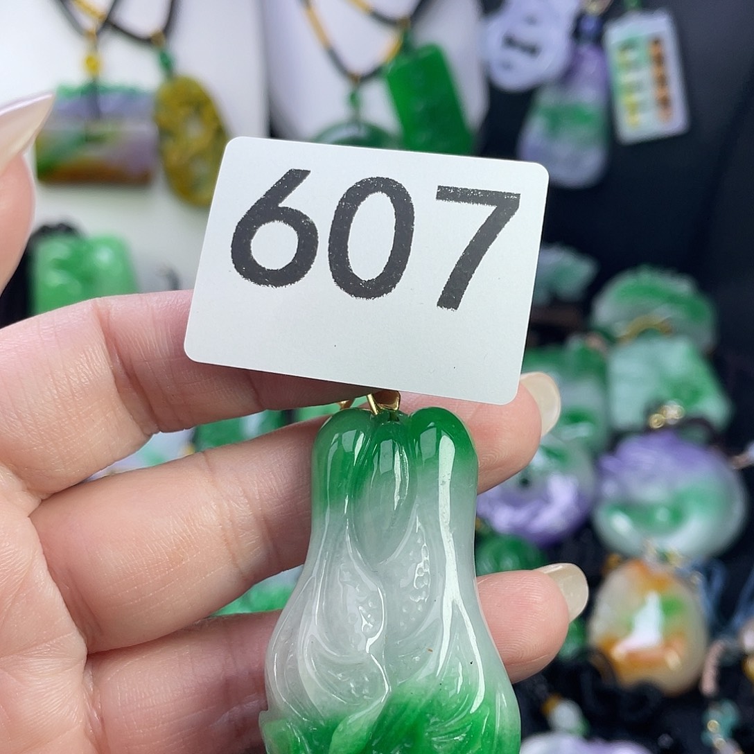 翡翠未镶嵌吊坠(赠链)