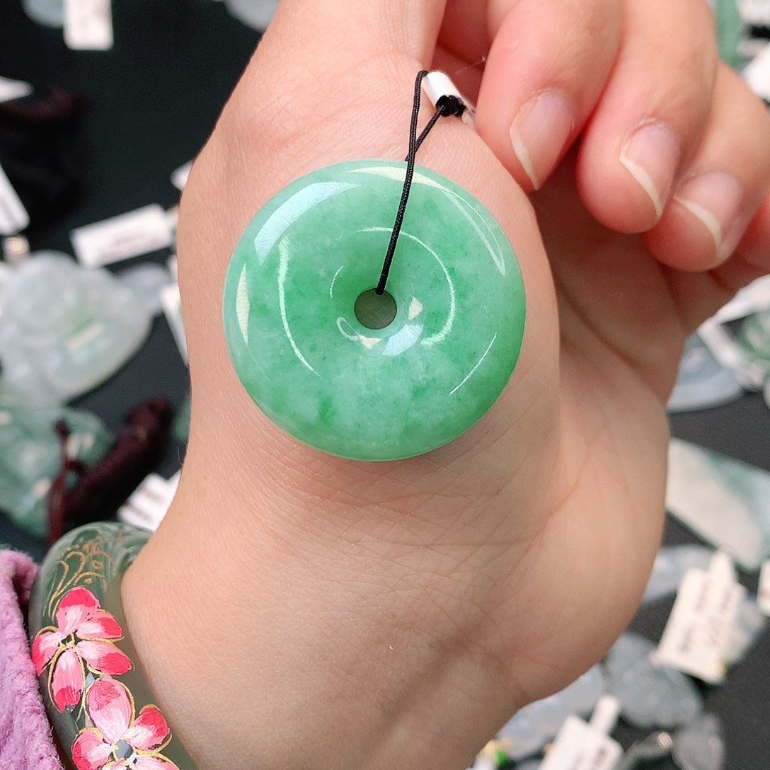 翡翠颈饰未镶嵌绿扣子