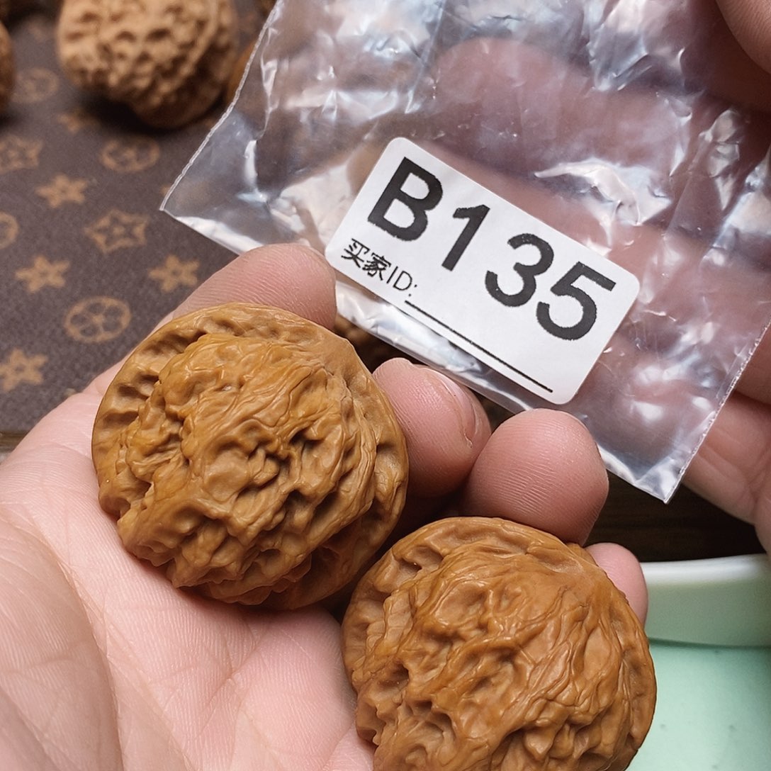 文玩核桃把件野狼38尺。    