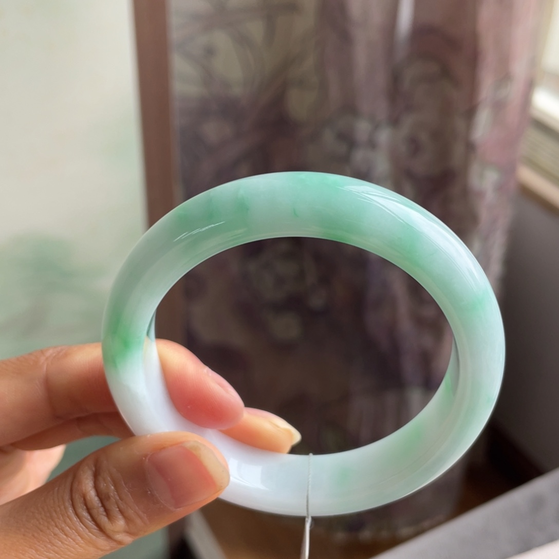 翡翠手镯未镶嵌白底青