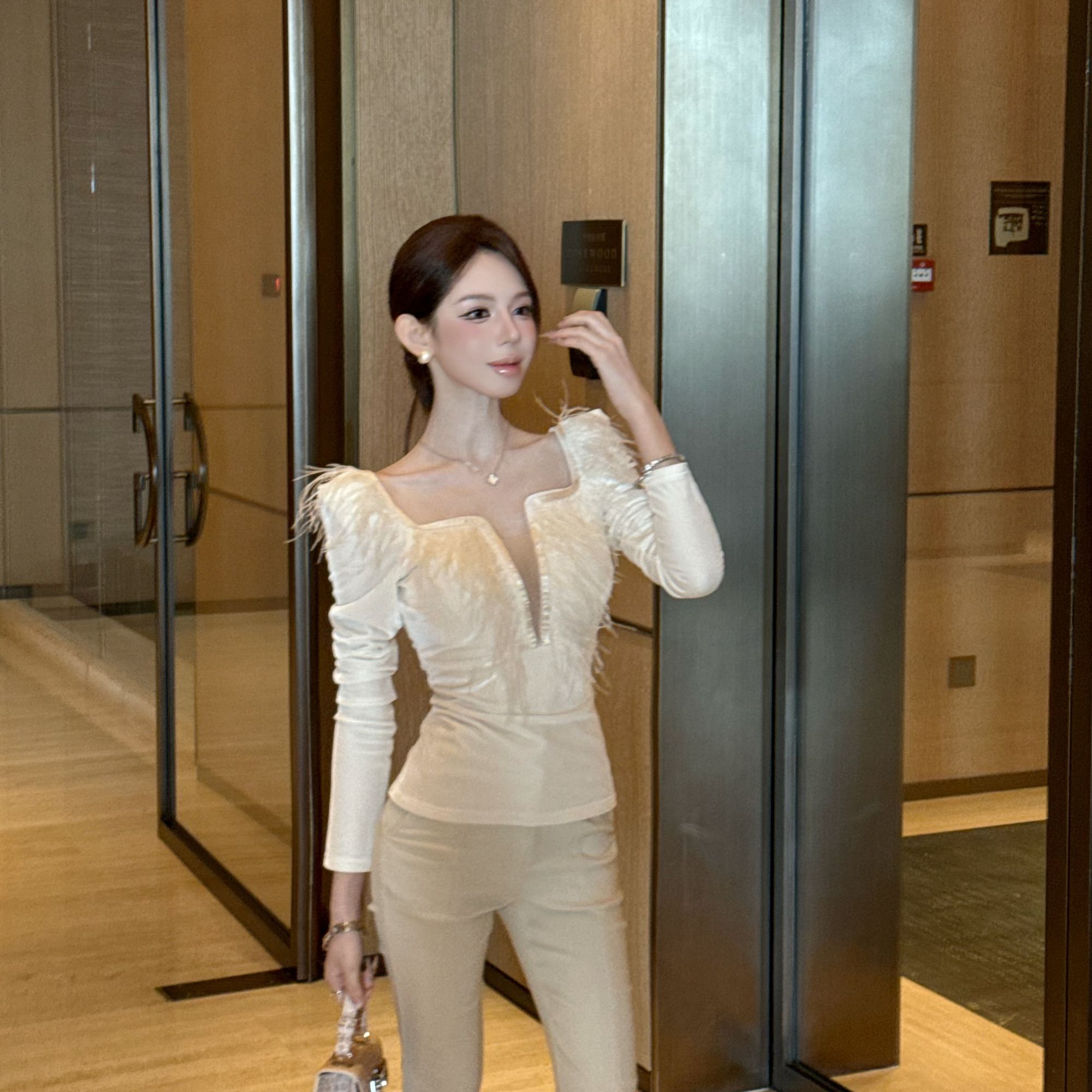 粉红PINK丨“巴黎之夜”设计感秋冬百搭气质丝绒上衣FH25D4T3656