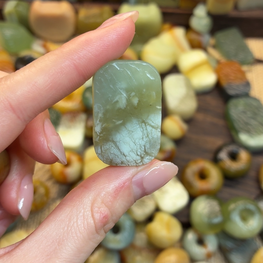 D***.蛇纹石玉未镶嵌颈饰