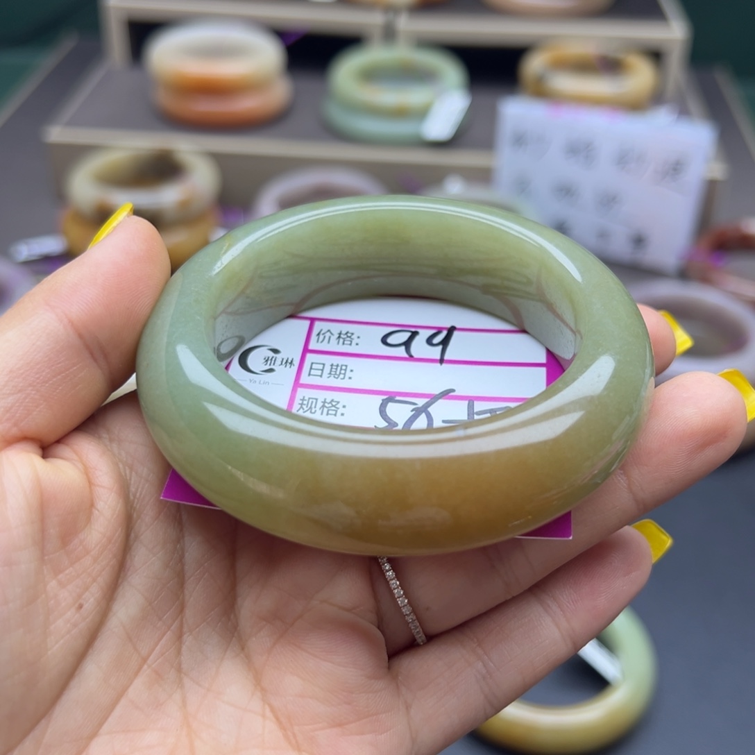 石英质玉（佘太翠）未镶嵌手镯