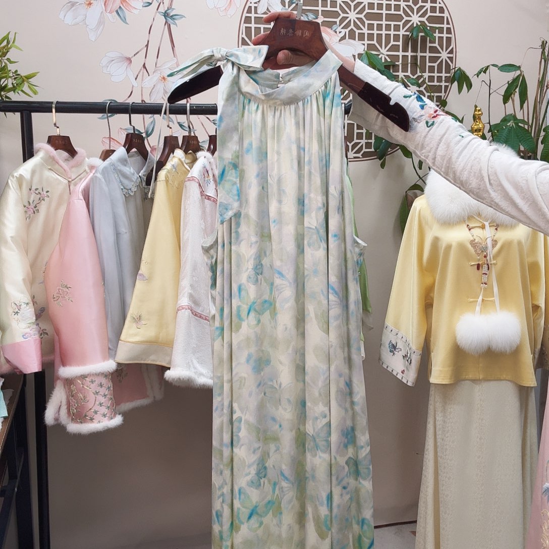 刺绣真丝挂脖连衣裙