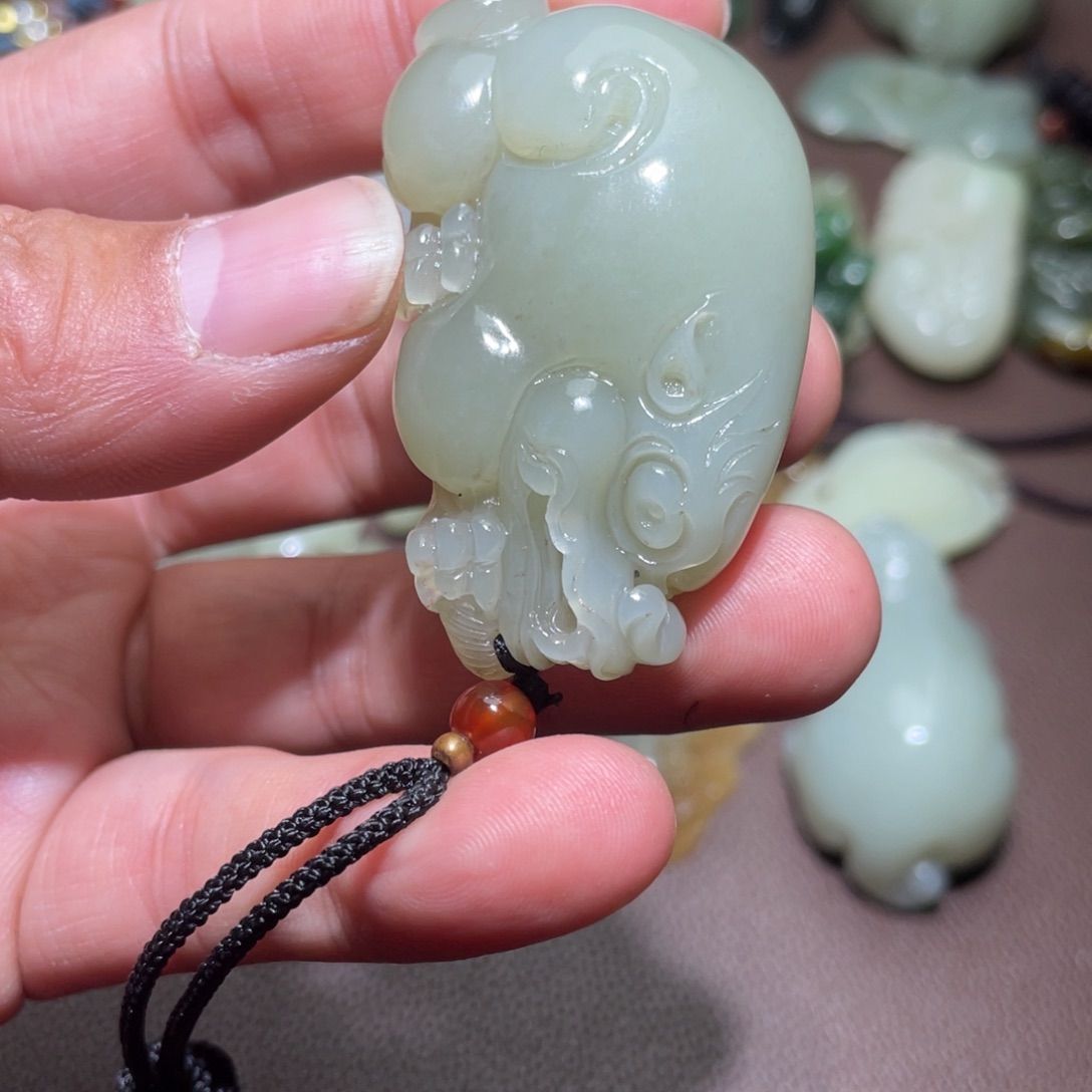 颈饰未镶嵌和田玉（糖玉）