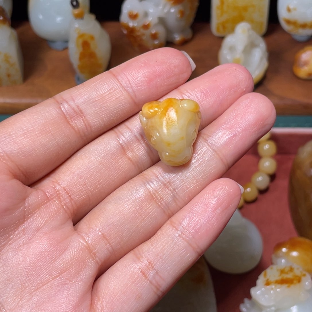 颈饰未镶嵌和田玉（糖玉）