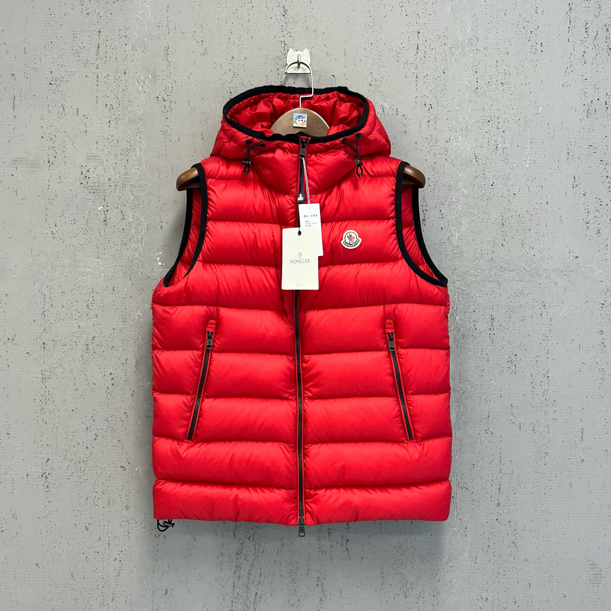 99新 MONCLER 蒙口红色带帽羽绒马甲4码 Z00052