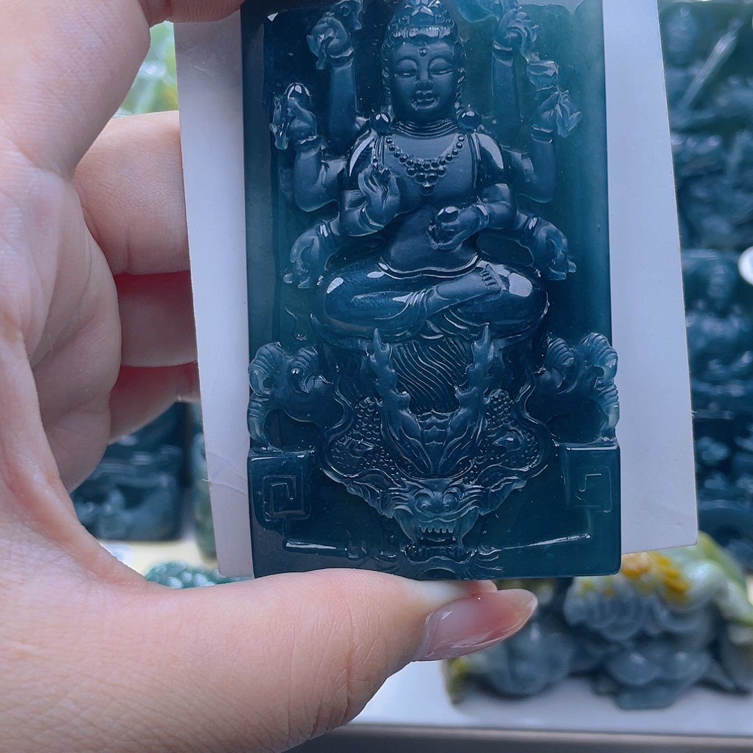 翡翠未镶嵌颈饰大*?翡翠未镶嵌