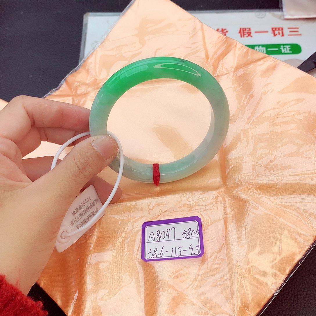 翡翠手镯未镶嵌翡翠