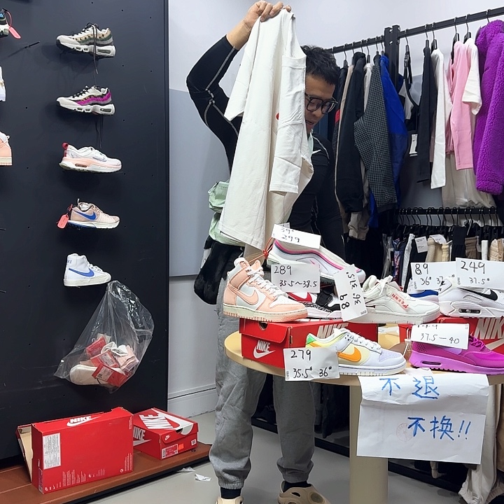 平***殖山羊白色大勾子半袖后背有个洞