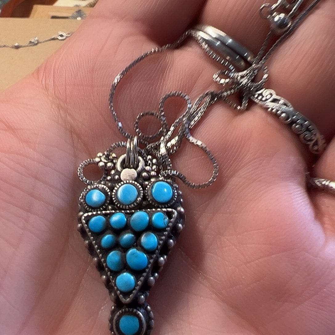 哈***@花岗石铁合金蓝色吊坠