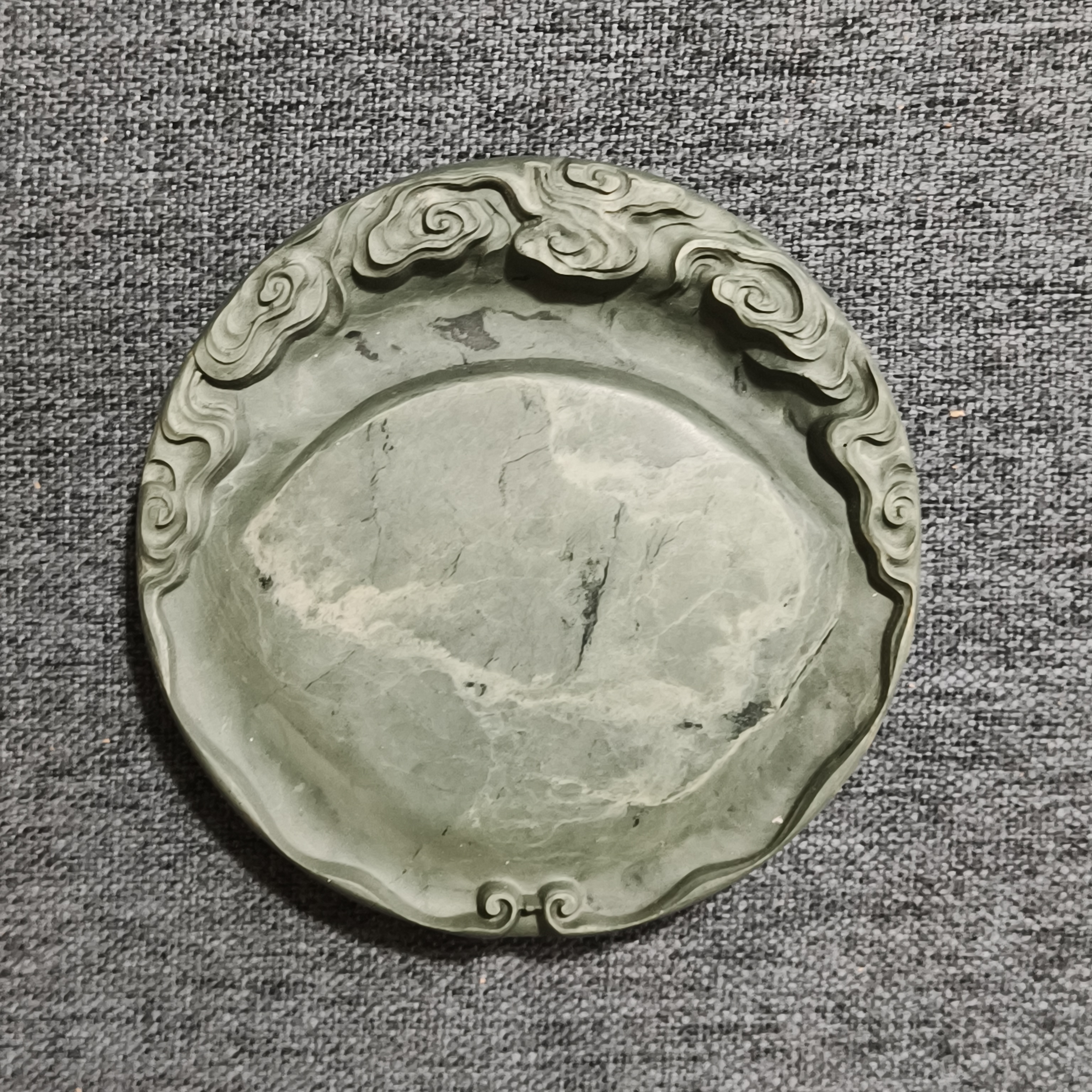 老坑洮砚，喇嘛崖老坑鸭头绿祥云砚，尺寸9.4*9.4*1.5厘米