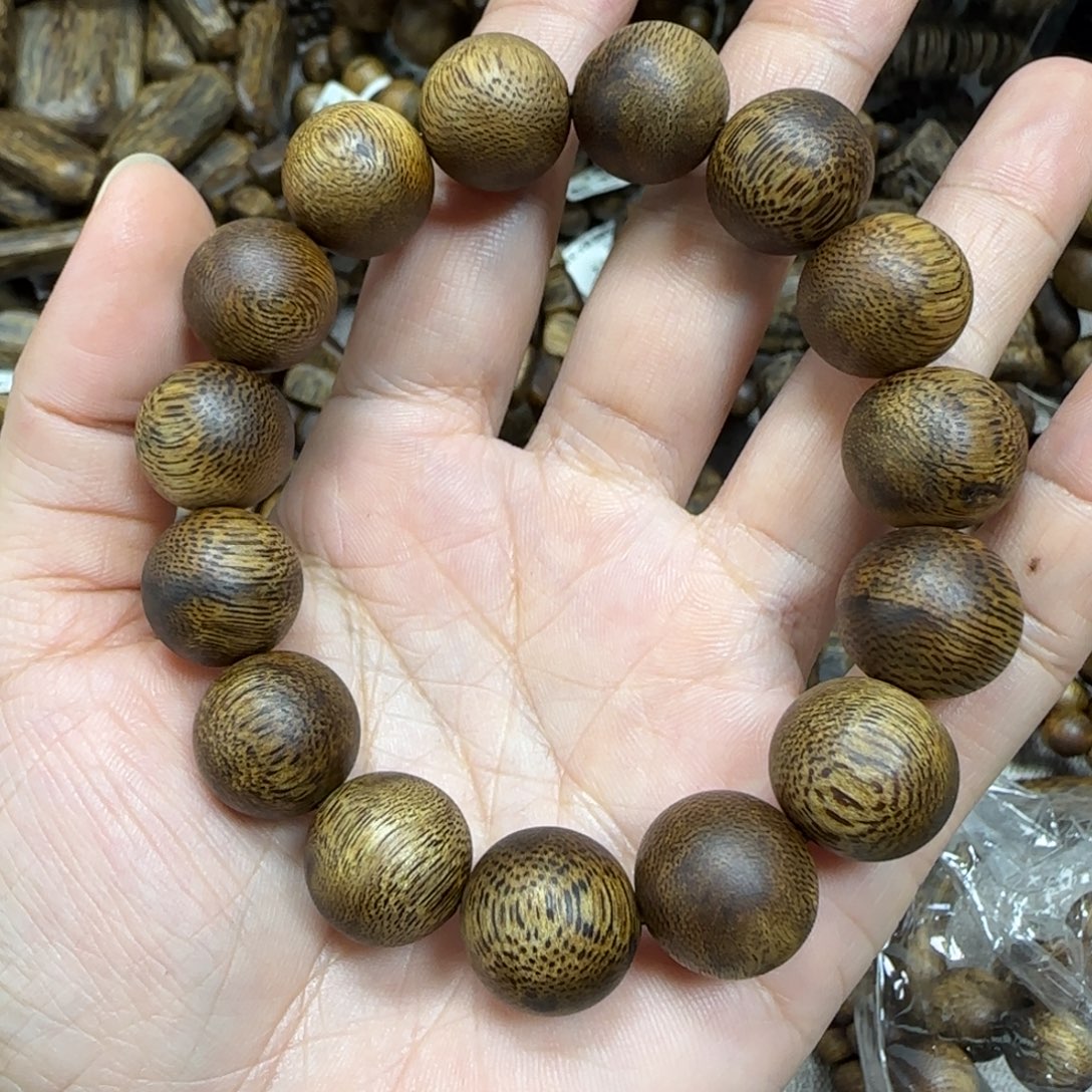 果***宝沉香手串莺歌绿多样性发货一条卡15-16克