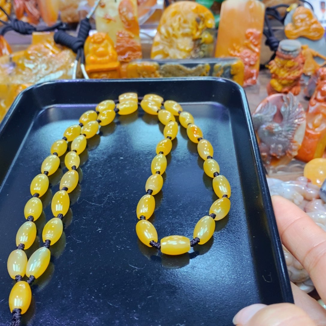 未镶嵌石英质玉（黄龙玉）颈饰