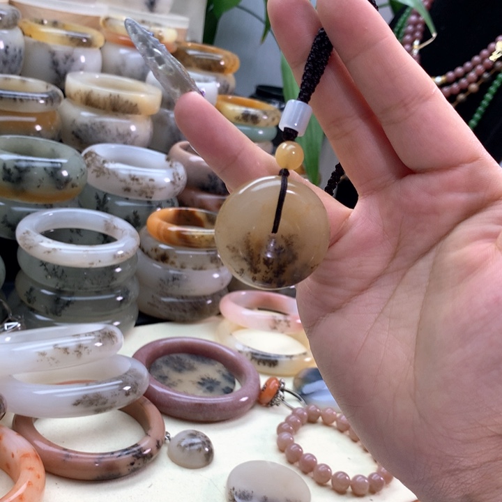 妖***精石英岩玉未镶嵌手镯