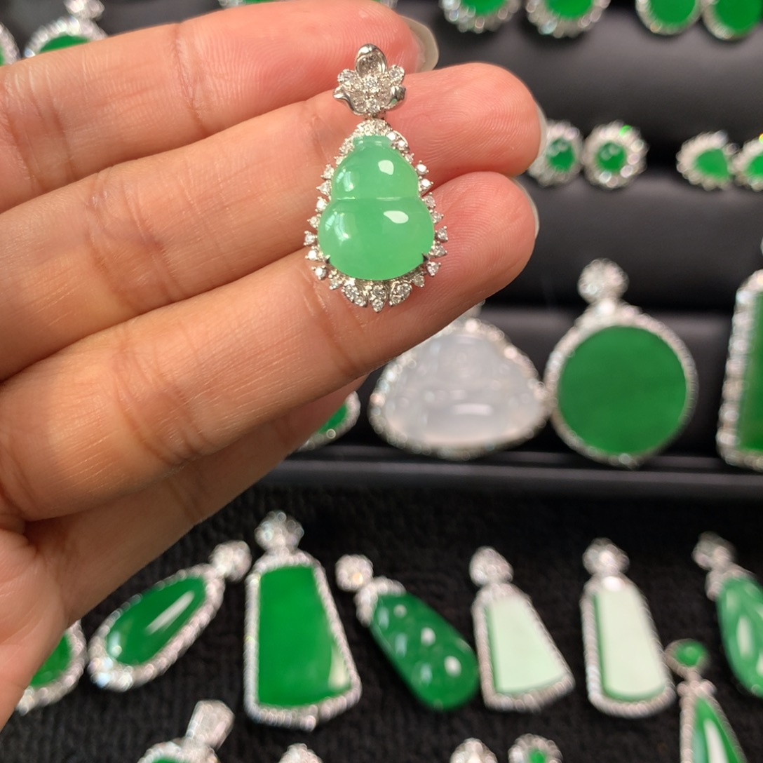 翡翠18K金镶嵌颈饰吊坠